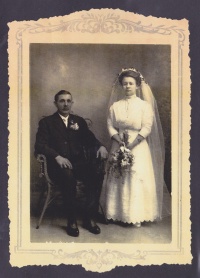 1911 Rhodie & Carl Scott wedding.jpg